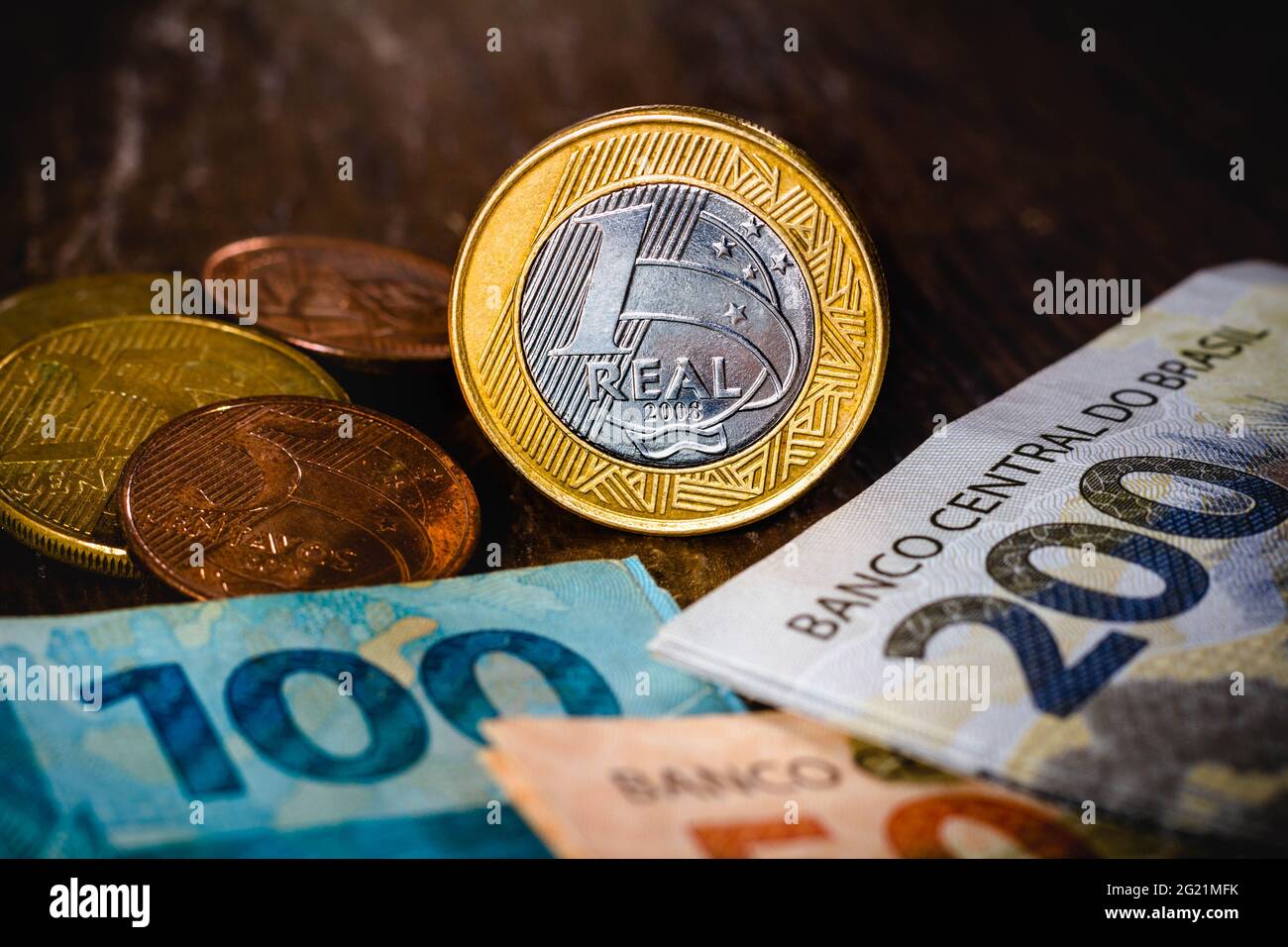 Brasilien. Juni 2021. In dieser Abbildung sind die echten Münzen auf brasilianischen Banknoten platziert. (Foto von Rafael Henrique/SOPA Images/Sipa USA) Quelle: SIPA USA/Alamy Live News Stockfoto