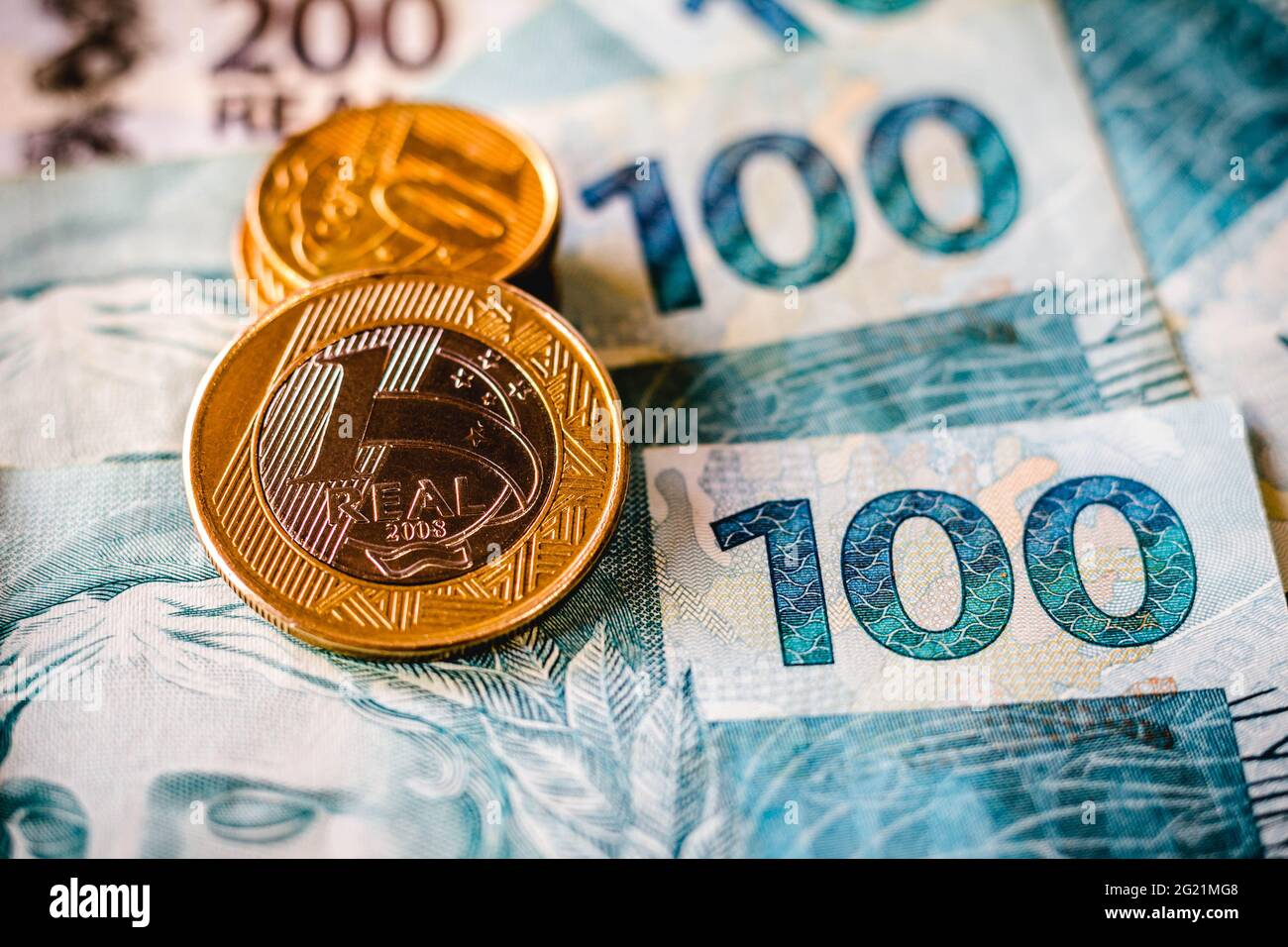 Brasilien. Juni 2021. In dieser Abbildung sind die echten Münzen auf brasilianischen Banknoten platziert. (Foto von Rafael Henrique/SOPA Images/Sipa USA) Quelle: SIPA USA/Alamy Live News Stockfoto