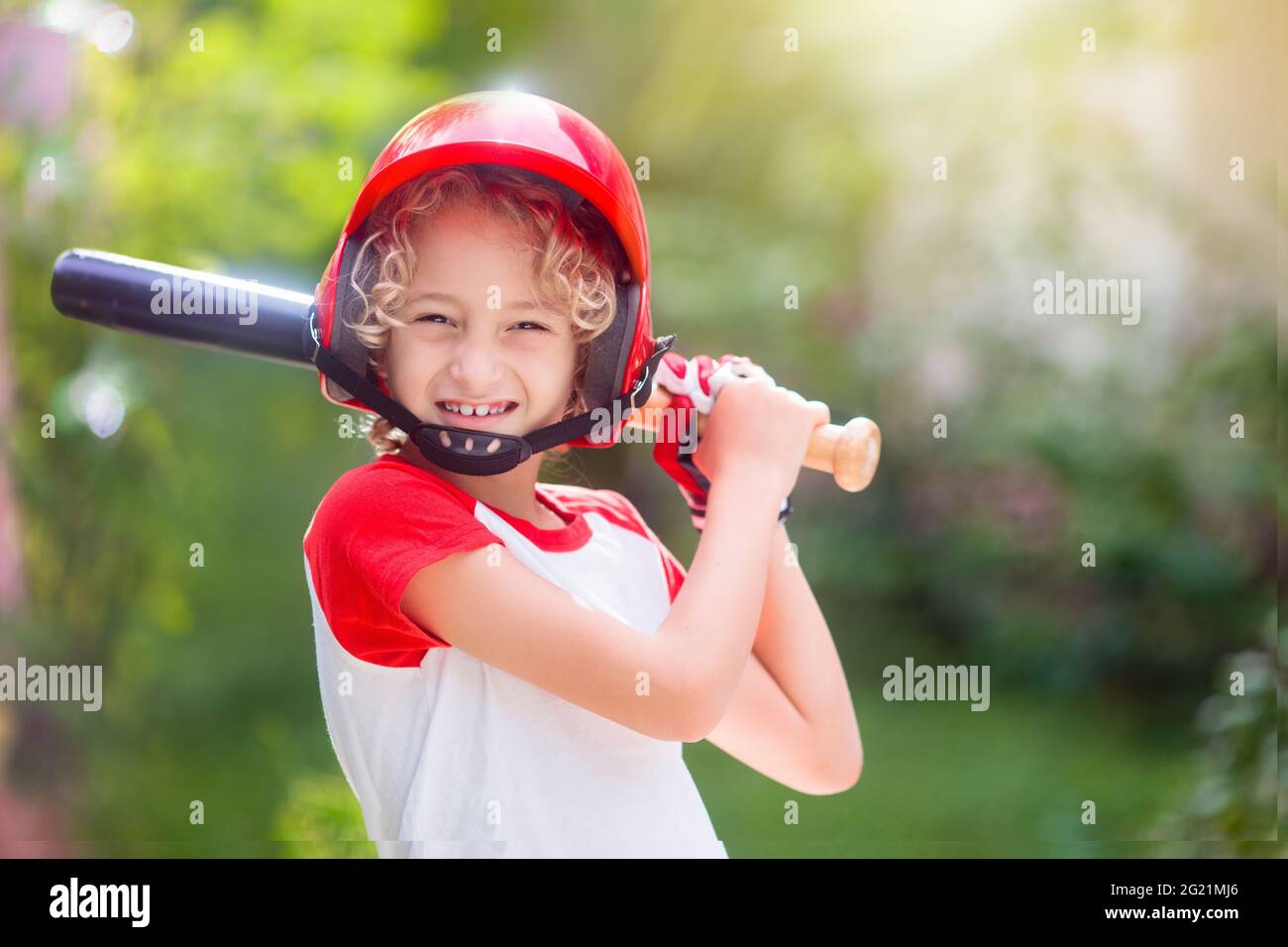 Kinder Spielen Baseballspiele Kind Mit Schlager Und Ball Outdoor Aktivitaten Fur Gesunde Kinder Fun Team Ball Spiel Fur Jungen Und Madchen Junger Athlet Auf Dem Baseballfeld Stockfotografie Alamy