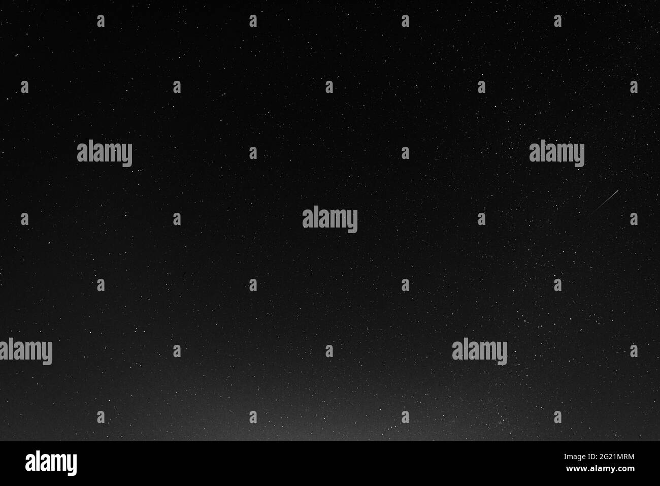 Ein Sternenhimmel mit vielen Sternen und einem fliegenden Meteor Stockfoto