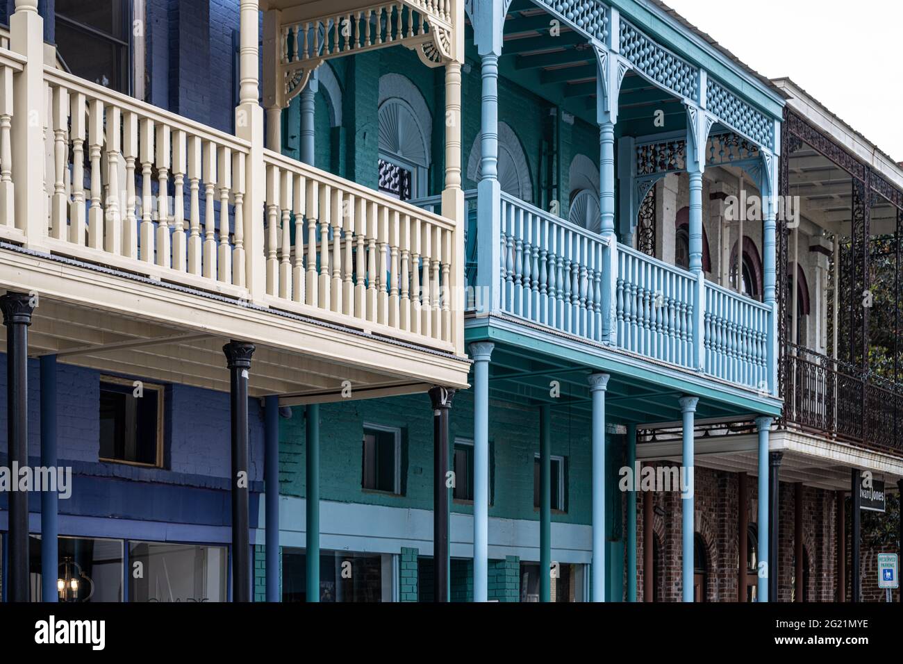 Farbenfrohe Gebäude und Balkone im historischen Stadtzentrum von Conyers, Georgia. (USA) Stockfoto