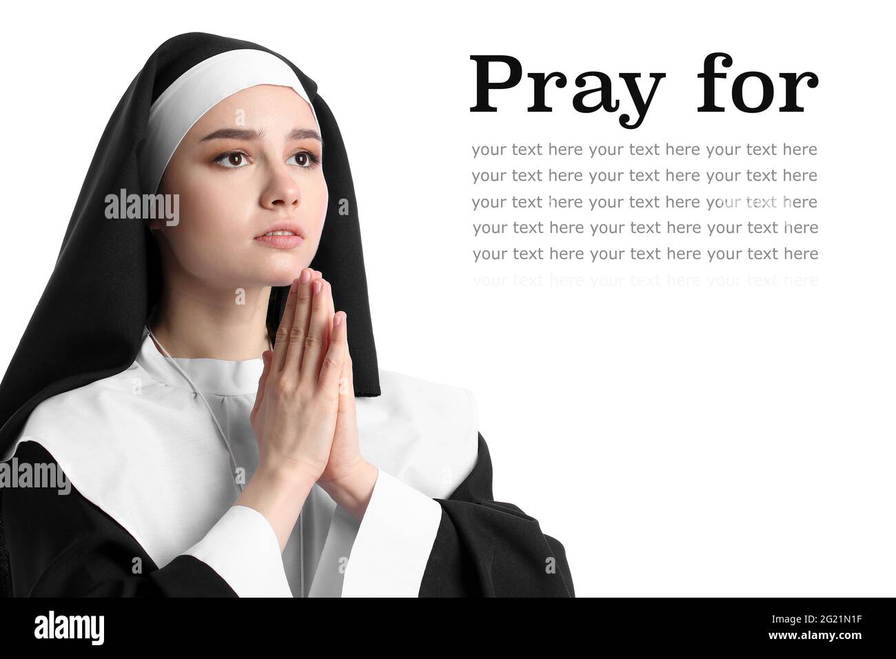 Junge Betende Nonne auf weißem Hintergrund mit Platz für Text Stockfoto
