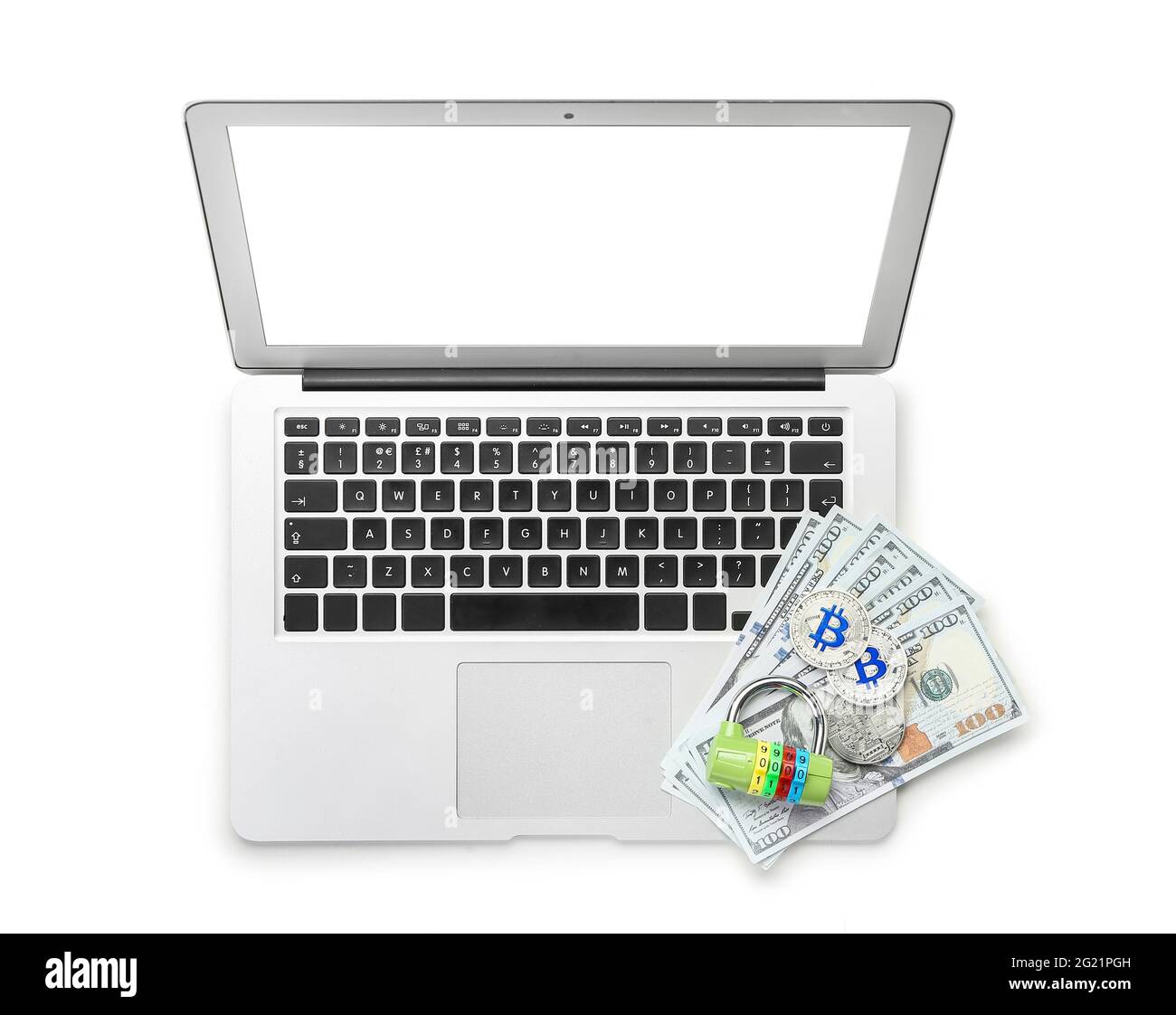 Laptop, Geld, Bitcoins und Schloss auf weißem Hintergrund. Hacking-Konzept Stockfoto