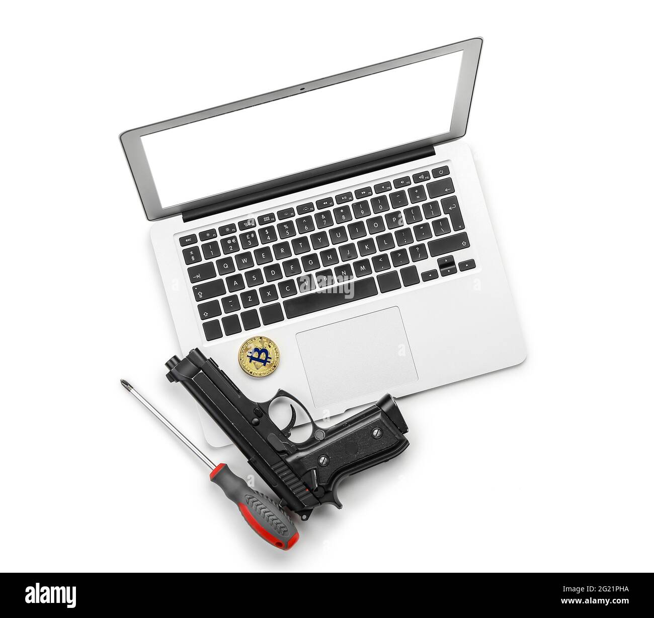 Laptop, Bitcoins, Pistole und Schraubendreher auf weißem Hintergrund. Hacking-Konzept Stockfoto