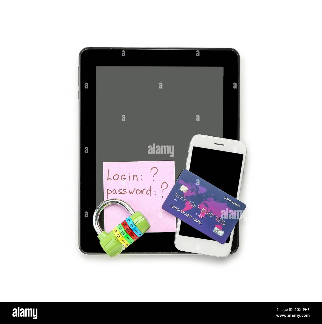 Tablet-Computer, Telefon, Kreditkarte und Schloss auf weißem Hintergrund. Betrugskonzept Stockfoto