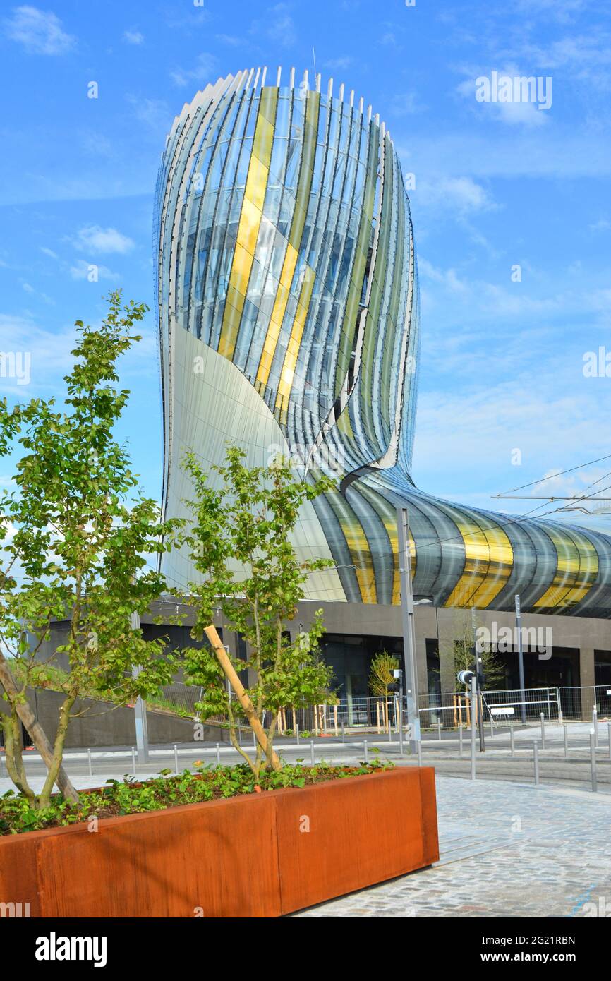 FRANKREICH. NOUVELLE-AQUITAINE. GIRONDE (33). BORDEAUX. DAS NEUE CITE DU VIN, GEBAUT VON ANOUK LEGENDRE UND XAVIER DESMAZIERES, AUS DER STUDIE VON XTU ARCHITE Stockfoto