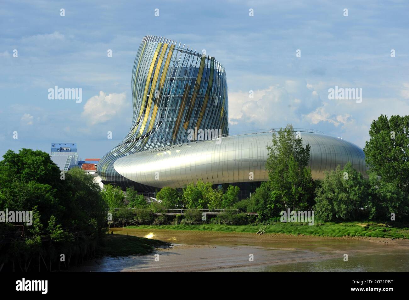 FRANKREICH. NOUVELLE-AQUITAINE. GIRONDE (33). BORDEAUX. DAS NEUE CITE DU VIN, GEBAUT VON ANOUK LEGENDRE UND XAVIER DESMAZIERES, AUS DER STUDIE VON XTU ARCHITE Stockfoto