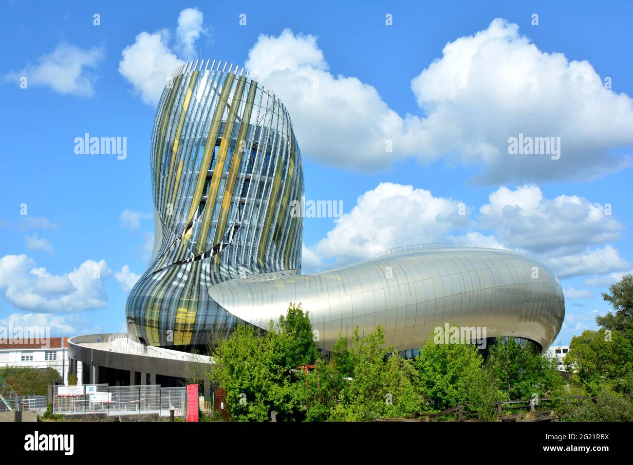 FRANKREICH. NOUVELLE-AQUITAINE. GIRONDE (33). BORDEAUX. DAS NEUE CITE DU VIN, GEBAUT VON ANOUK LEGENDRE UND XAVIER DESMAZIERES, AUS DER STUDIE VON XTU ARCHITE Stockfoto