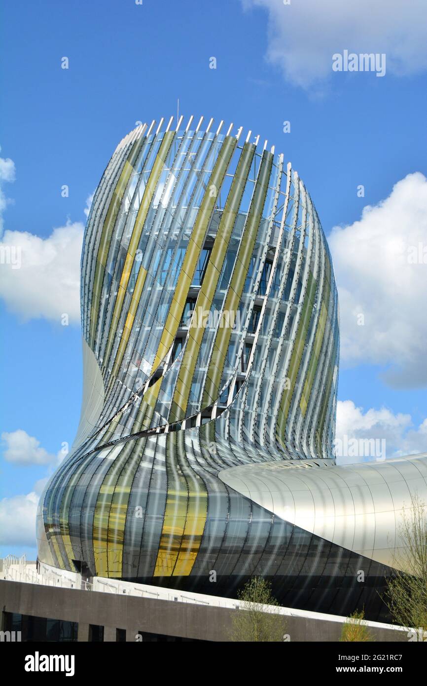 FRANKREICH. NOUVELLE-AQUITAINE. GIRONDE (33). BORDEAUX. DAS NEUE CITE DU VIN, GEBAUT VON ANOUK LEGENDRE UND XAVIER DESMAZIERES, AUS DER STUDIE VON XTU ARCHITE Stockfoto