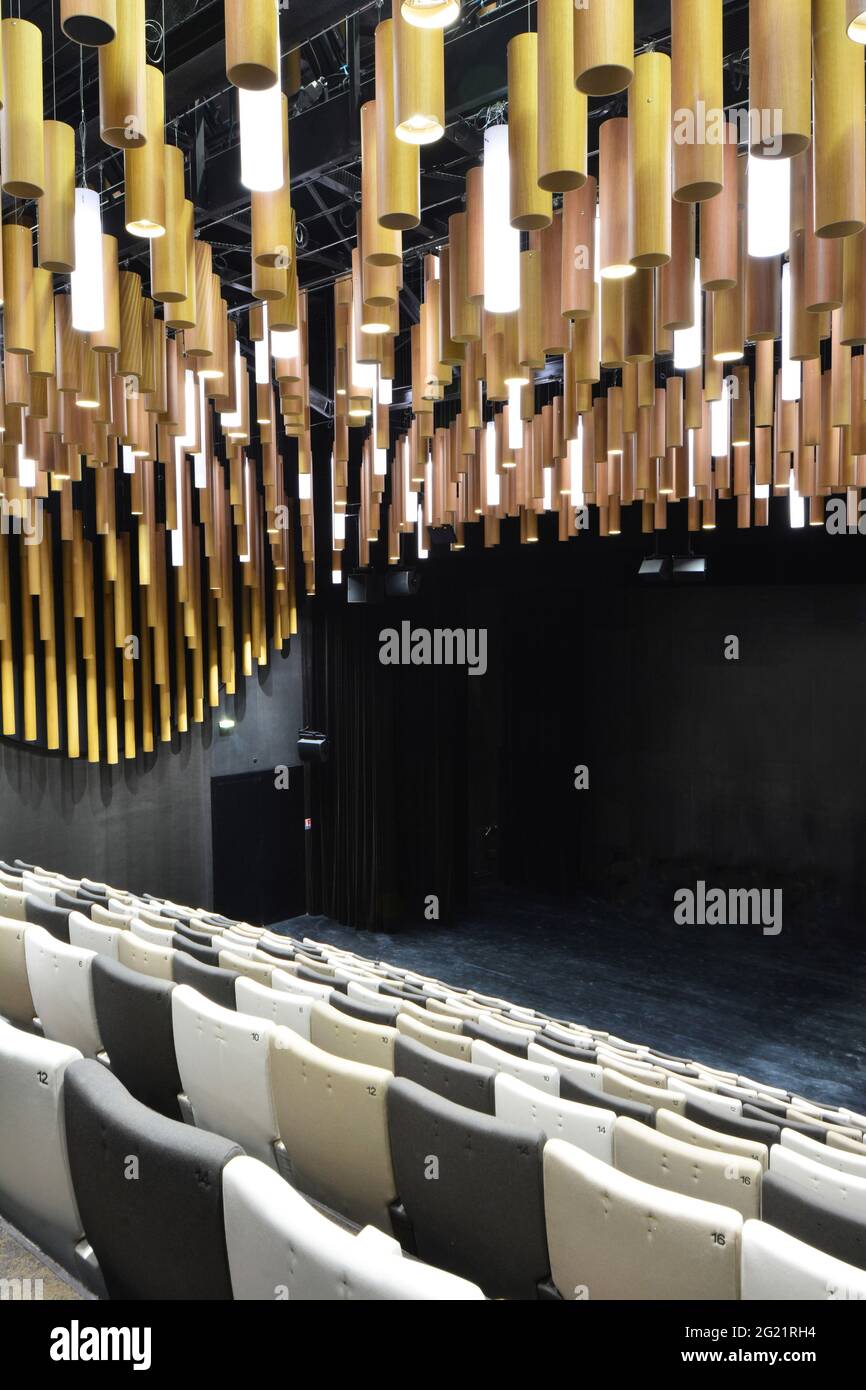 FRANKREICH. NOUVELLE-AQUITAINE. GIRONDE (33). BORDEAUX. DAS NEUE CITE DU VIN, GEBAUT VON ANOUK LEGENDRE UND XAVIER DESMAZIERES, AUS DER STUDIE VON XTU ARCHITE Stockfoto