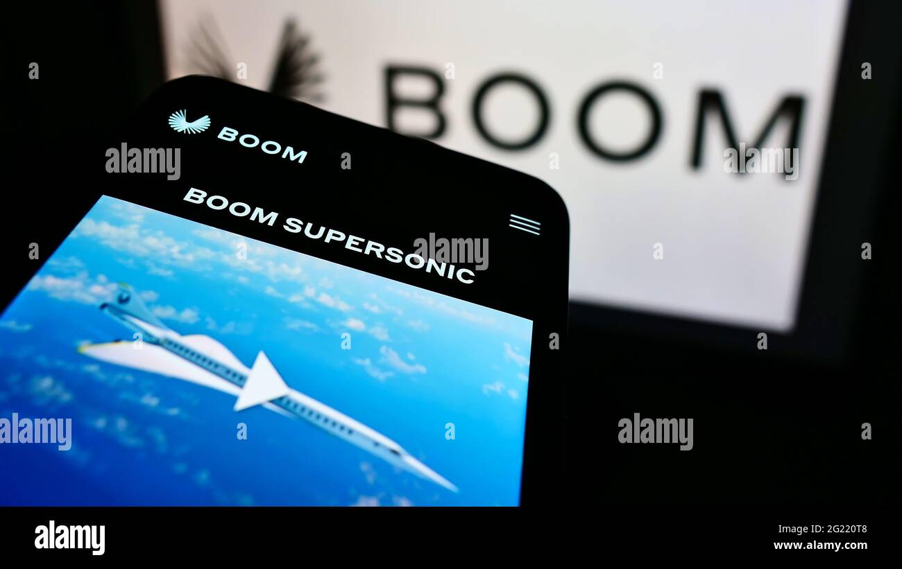 Smartphone mit Website des US-Luftfahrtunternehmens Boom Technology Inc. (Supersonic) auf dem Bildschirm vor dem Logo. Konzentrieren Sie sich auf die obere linke Seite des Telefondisplays. Stockfoto