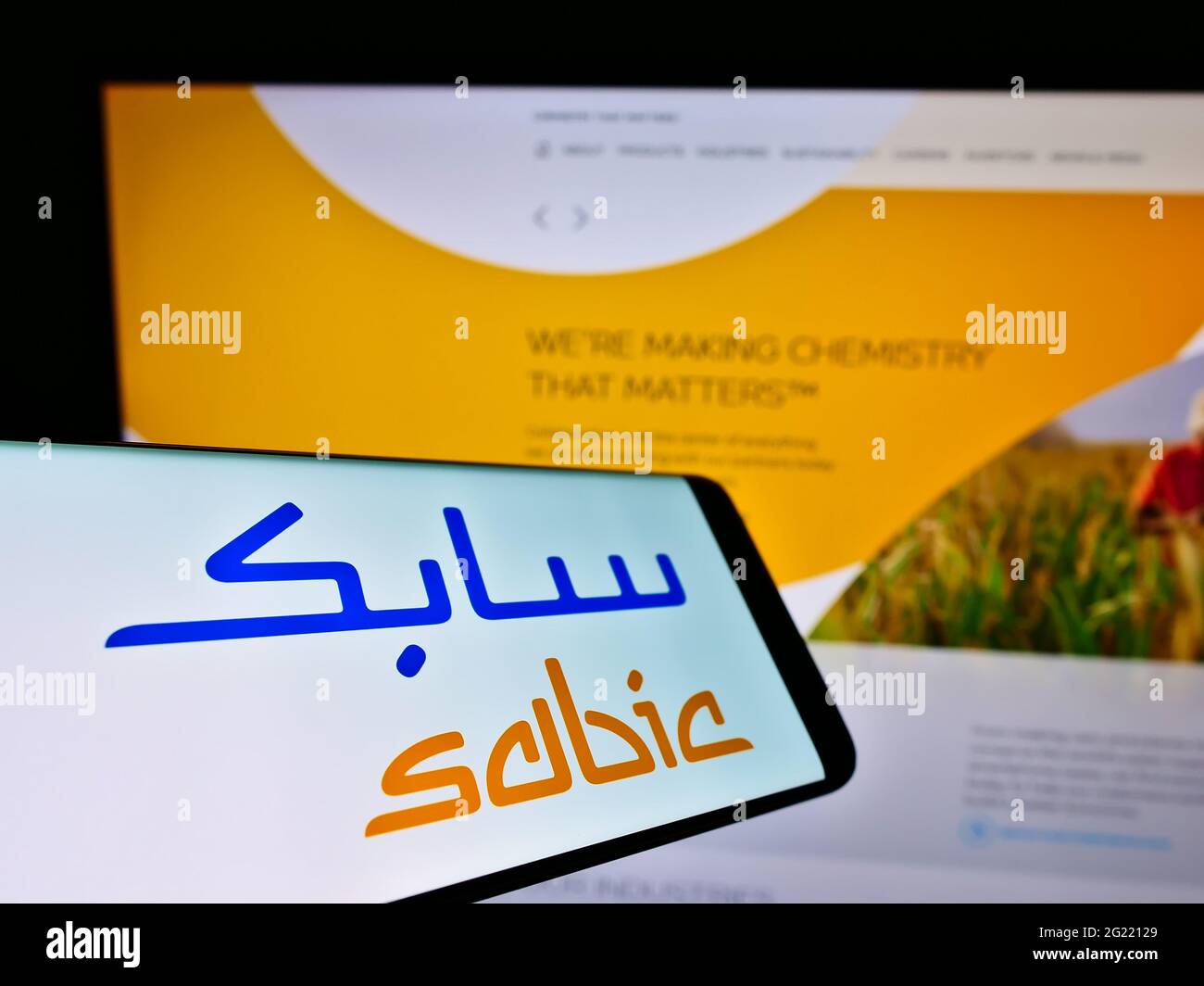 Smartphone mit Logo der Saudi Basic Industries Corporation (SABIC) auf dem Bildschirm vor der Website. Konzentrieren Sie sich auf die Mitte links des Telefondisplays. Stockfoto