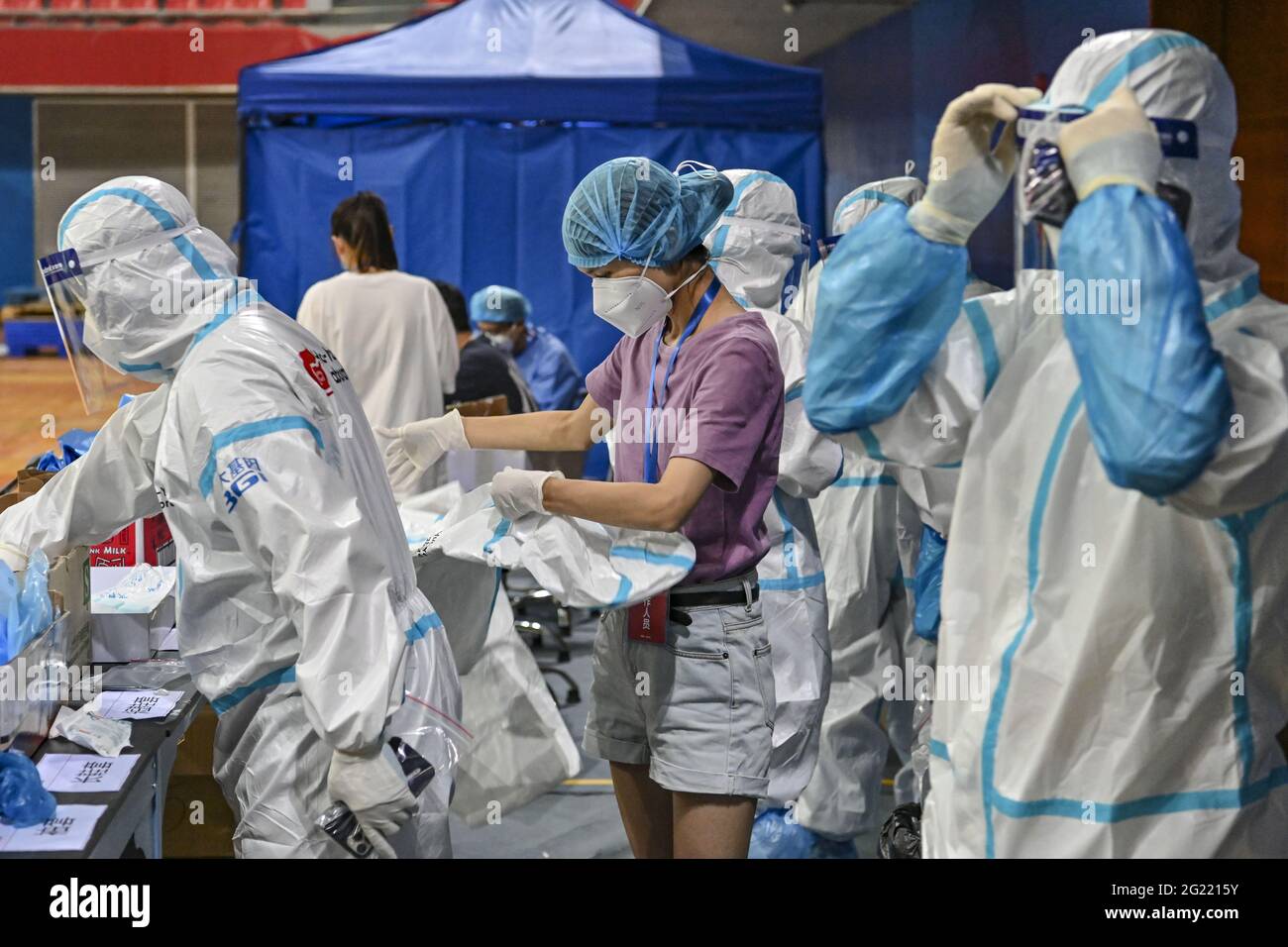 Guangzhou, China. Juni 2021. Das Huoyan-Labor testet am 07. Juni 2021 täglich 1.5 Millionen COVID-19-Nukleinsäureproben in Guangzhou, Guangdong, China.(Foto: TPG/cnsphotos) Quelle: TopPhoto/Alamy Live News Stockfoto