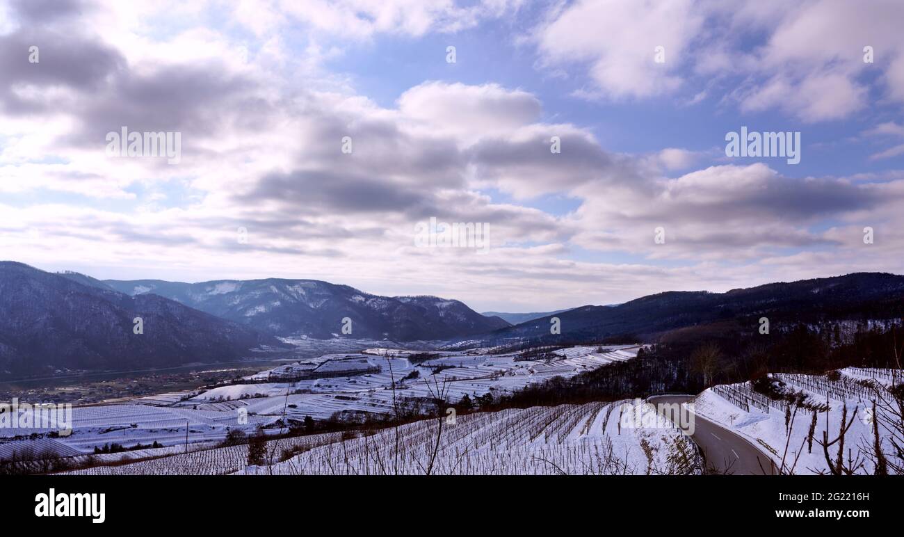 Landschaftlich reizvolle Aussicht auf eine Winterlandschaft in Österreich Stockfoto