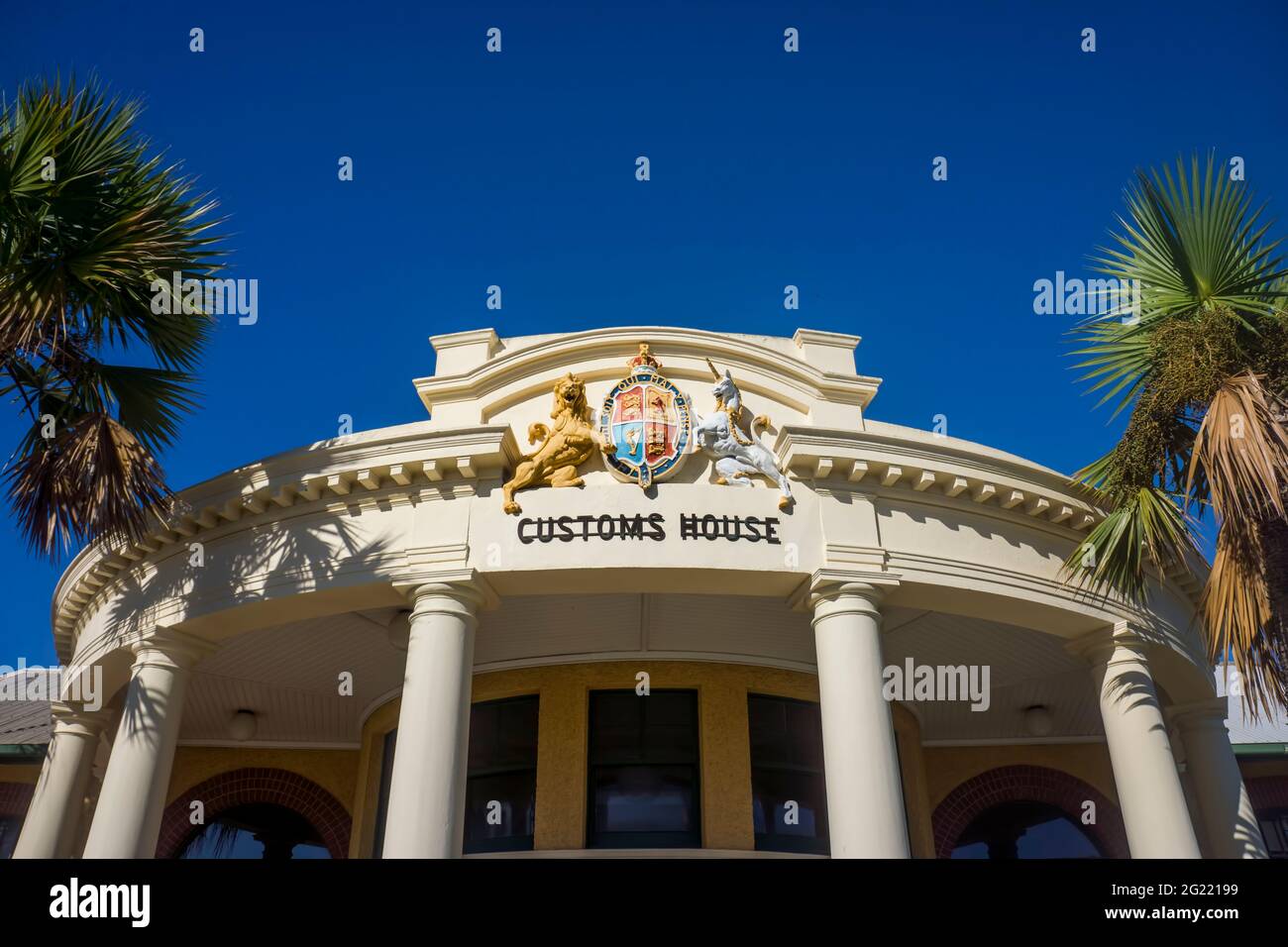 Das alte Mackay Customs House mit seinem Wappen von Queensland ist ein denkmalgeschütztes Art déco-Gebäude, das heute in Privatbesitz ist. Stockfoto