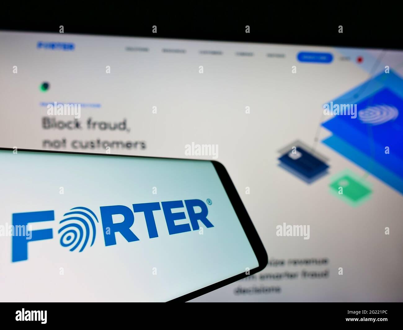 Mobiltelefon mit Logo der Betrugspräventionssoftware Forter Inc. Auf dem Bildschirm vor der Website. Konzentrieren Sie sich auf die Mitte rechts des Telefondisplays. Stockfoto