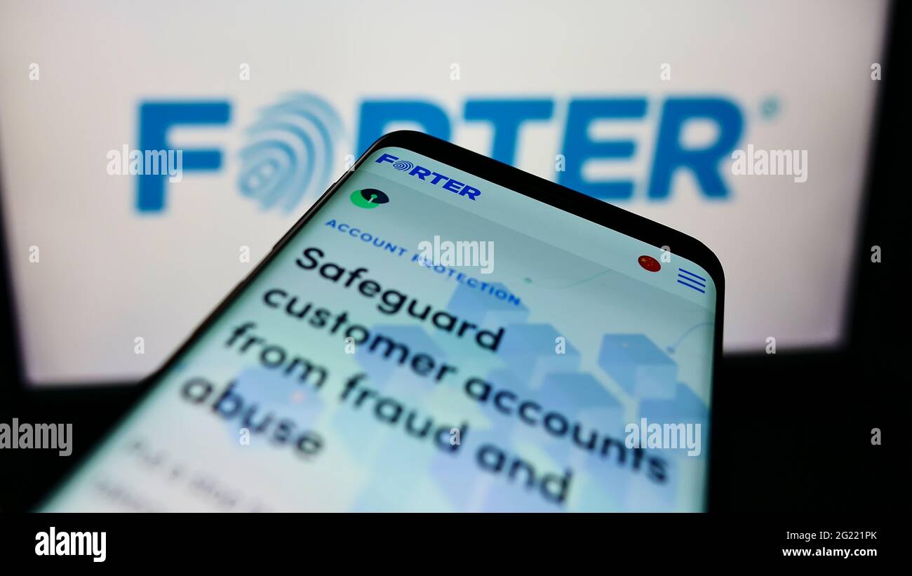Handy mit Webseite des Betrugspräventionssoftware-Unternehmens Forter Inc. Auf dem Bildschirm vor dem Unternehmenslogo. Konzentrieren Sie sich auf die obere linke Seite des Telefondisplays. Stockfoto