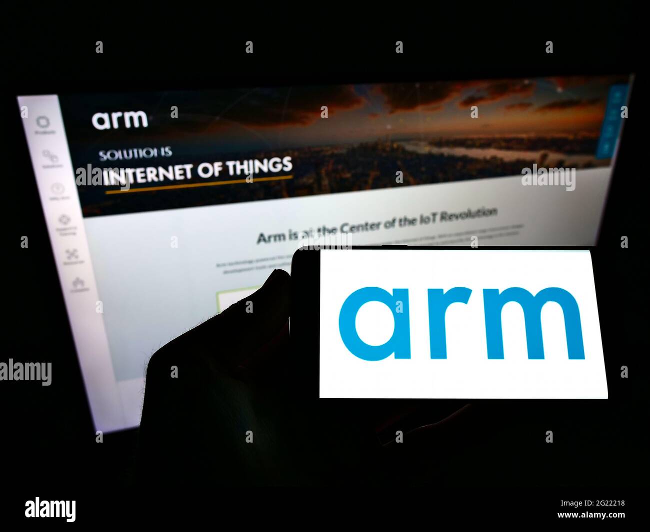 Person, die das Smartphone mit dem Logo des britischen Halbleiterunternehmens Arm Ltd. Auf dem Bildschirm vor der Website hält. Konzentrieren Sie sich auf die Telefonanzeige. Stockfoto