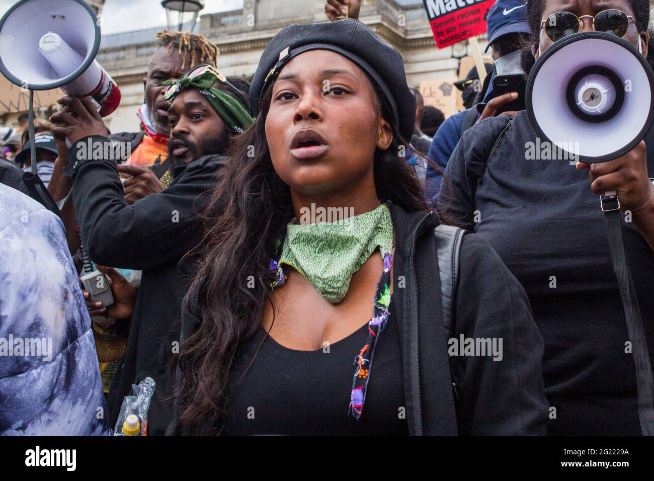 London UK 13 June 2021 Sasha Jhonson schaut während der Demonstration zu. Der Tod von George Floyd in Minneapolis Polizei führt zu Protesten in ganz Großbritannien. Stockfoto