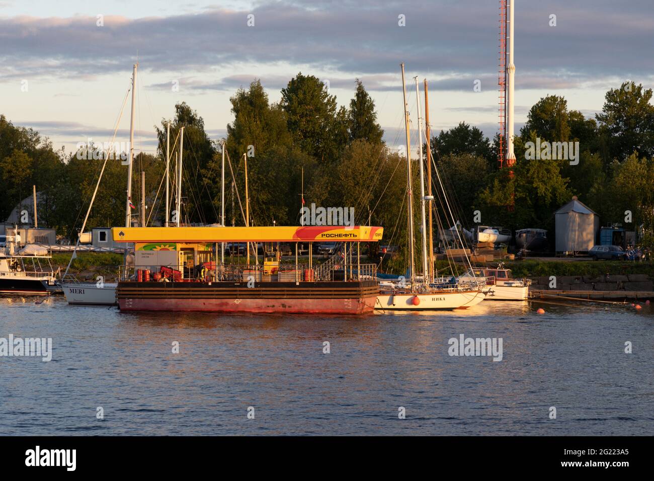 Saint-Petersburg, Russland - 29. Mai 2021: Schwimmende Rosneft-Tankstelle auf dem Fluss Srednyaya Nevka Stockfoto