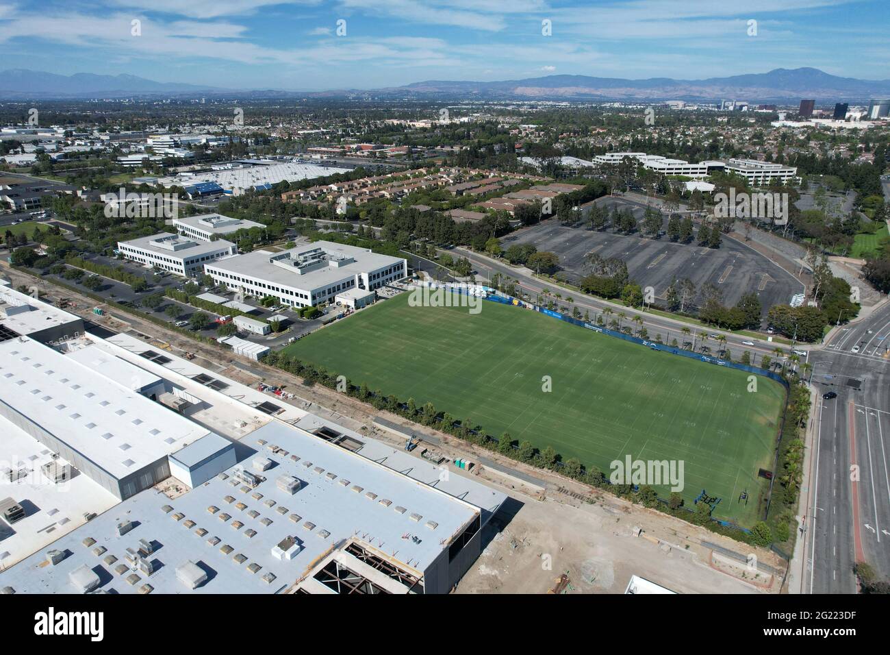 Eine Luftaufnahme des Hoag Performance Center, Sonntag, 5. Juni 2021, in Costa Mesa, Calif. Der Standort ist die Los Angeles Chargers Trainingseinrichtung und Stockfoto