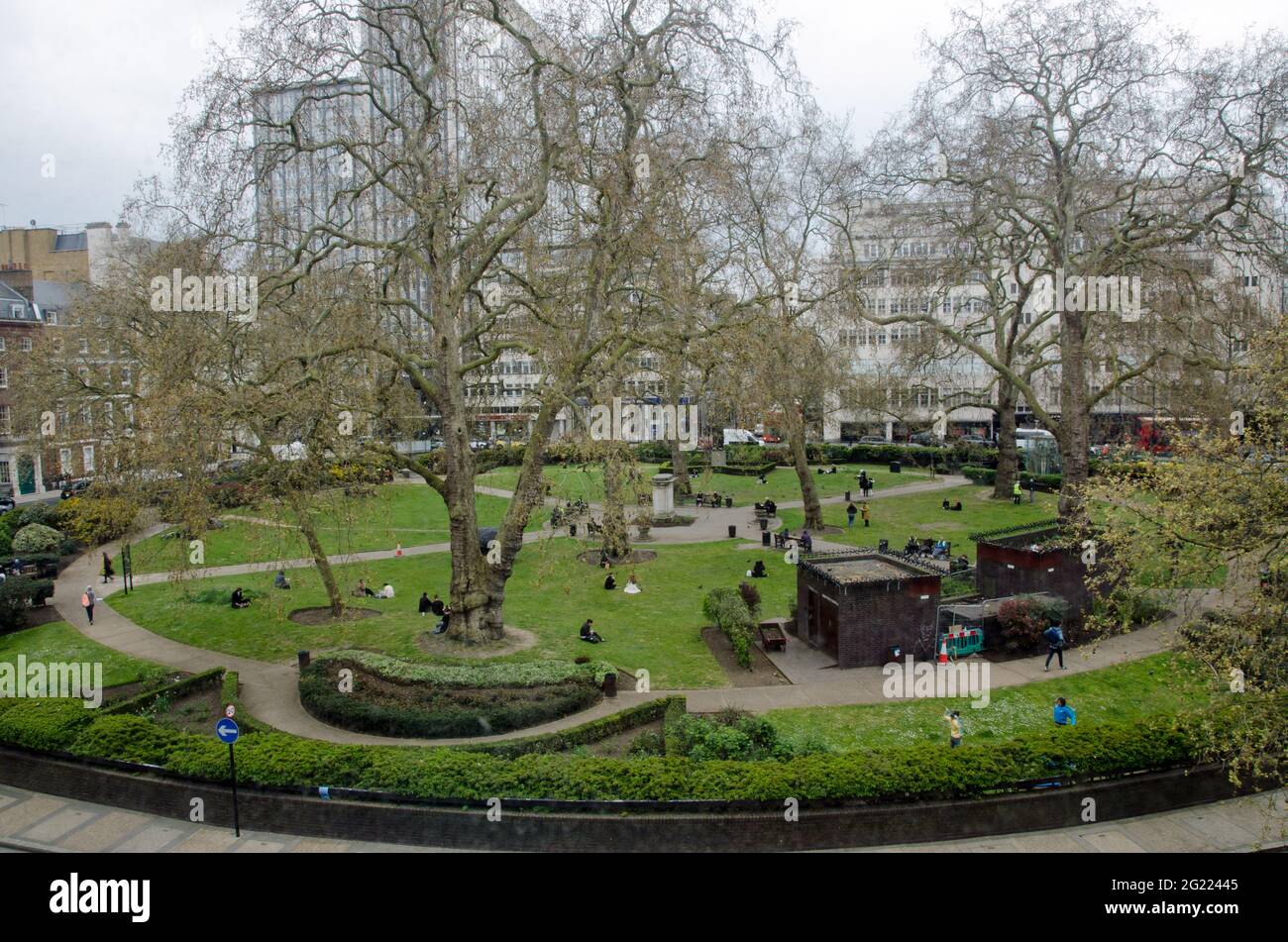 London, Großbritannien - 21. April 2021: Erhöhter Blick auf den Cavendish Square in Westminster, London. Die Menschen machen das Beste aus diesem öffentlichen Freiraum nur behi Stockfoto