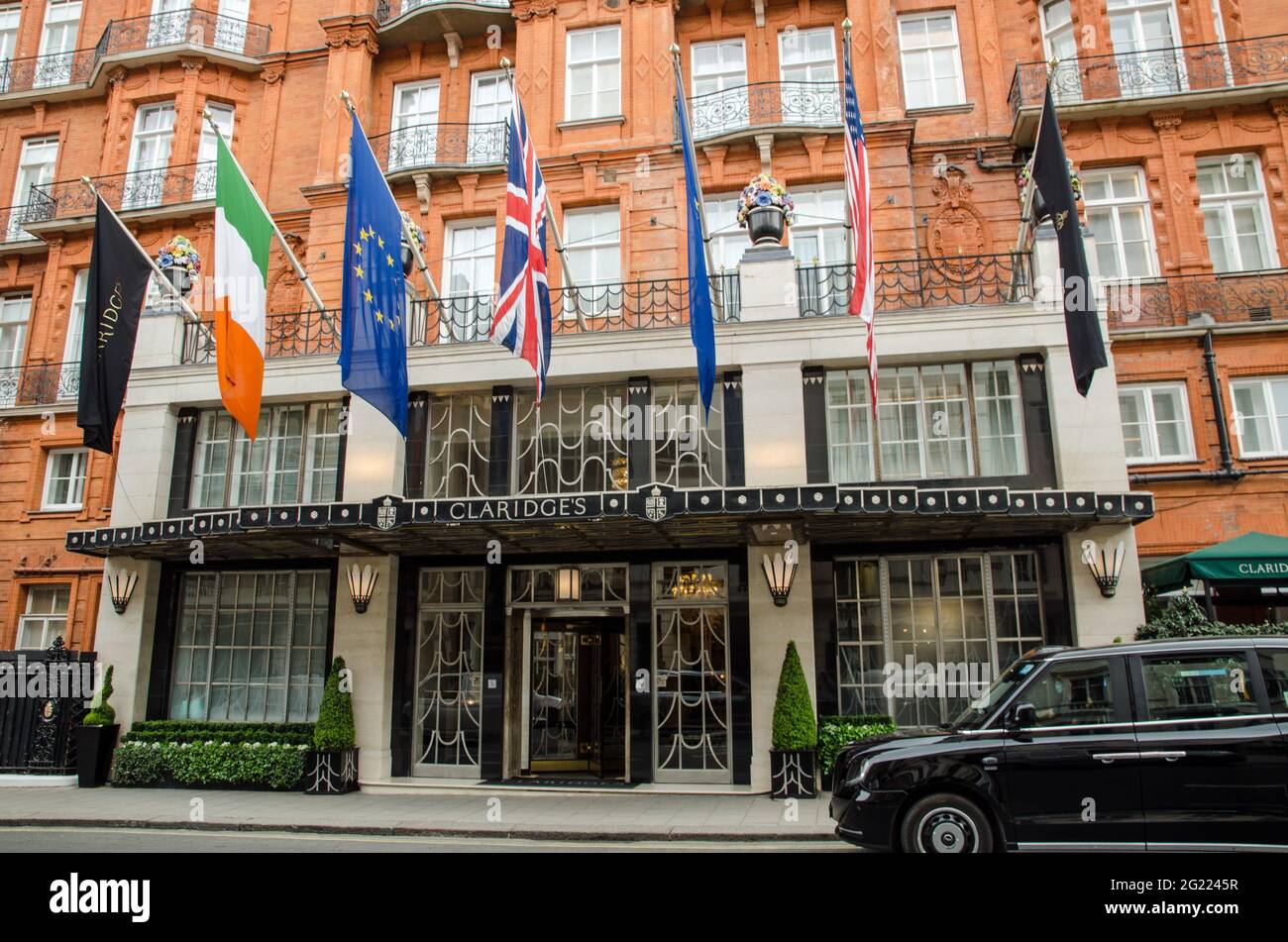 London, Großbritannien - 21. April 2021: Eingang zum berühmten 5-Sterne-Claridge's Hotel im Zentrum von Mayfair, London. Stockfoto