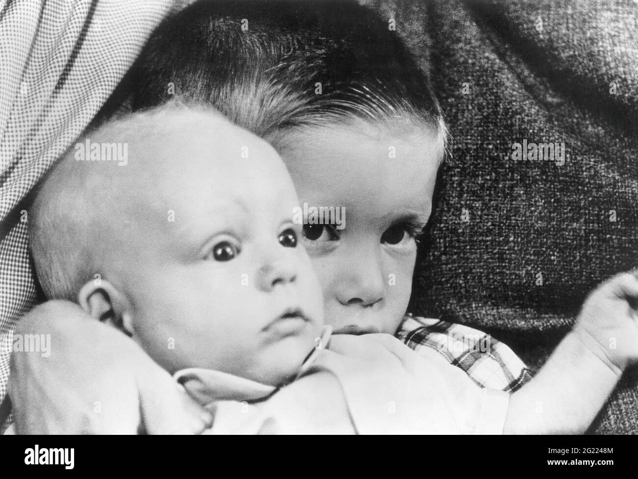 Douglas, Kirk, 9.12.1916 - 5.2.2020, amerikanischer Schauspieler, seine Kinder Eric und Peter, um 1958, ZUSÄTZLICHE-RIGHTS-CLEARANCE-INFO-NOT-AVAILABLE Stockfoto