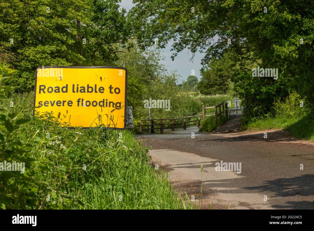 Saisonales Sommerwetter Buttsbury ford Billericay im Sommer trocknet bis zu einem leichten Rinnsal aus, aber dennoch bleiben die Warnschilder an Ort und Stelle. Stockfoto