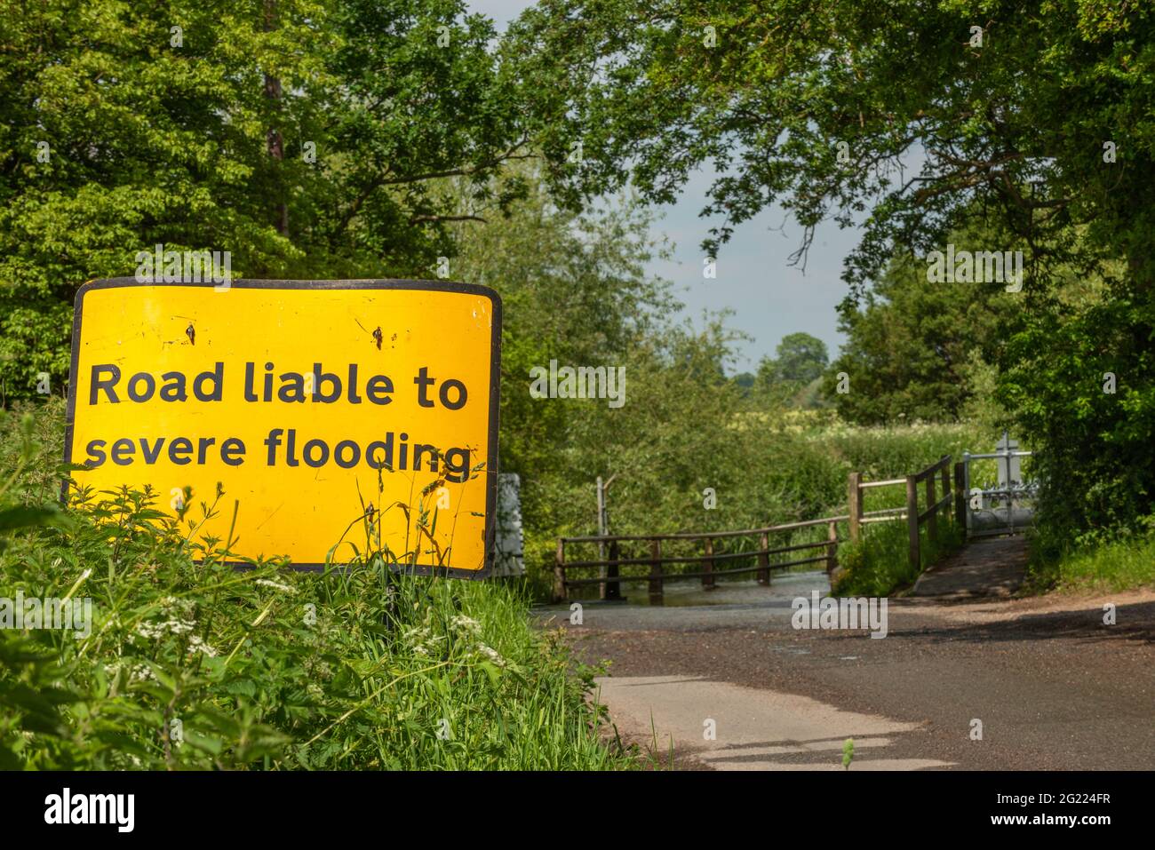 Saisonales Sommerwetter Buttsbury ford Billericay im Sommer trocknet bis zu einem leichten Rinnsal aus, aber dennoch bleiben die Warnschilder an Ort und Stelle. Stockfoto