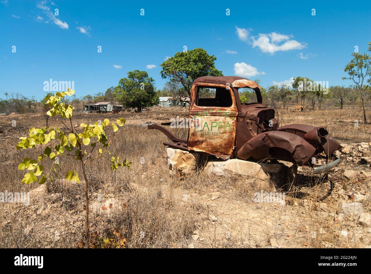 Ein alter rostiger Oldtimer-LKW, der für die historische Lappa Junction-Eisenbahnlinie auf dem Weg nach Chillagoe in Queensland, Australien, wirbt. Stockfoto