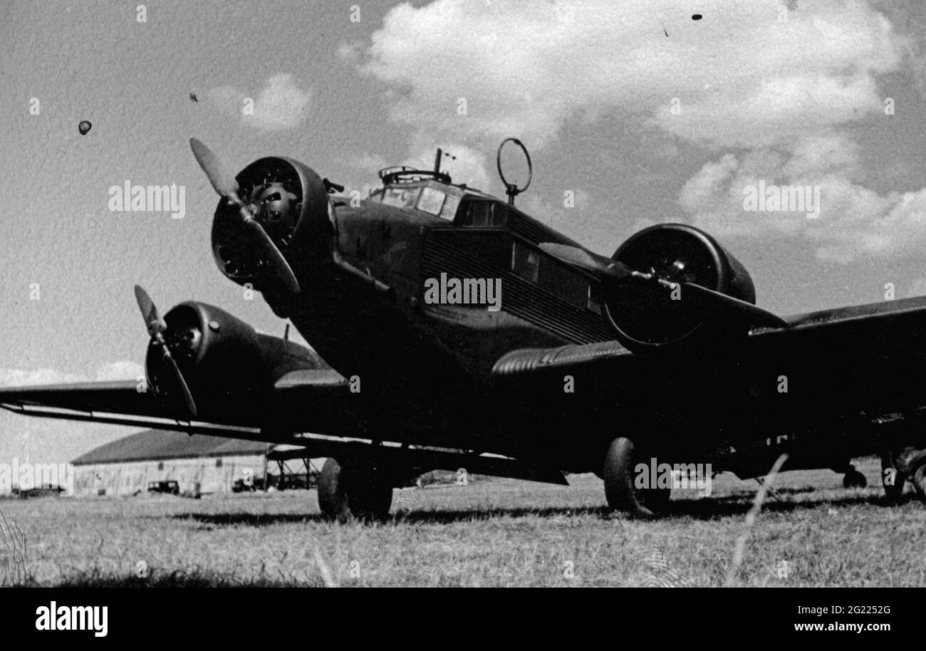 Transport / Transport, Luftfahrt, Flugzeug, Junkers Ju 52/3m, auf einem Flugplatz, 1930ER JAHRE, ZUSÄTZLICHE-RIGHTS-CLEARANCE-INFO-NOT-AVAILABLE Stockfoto
