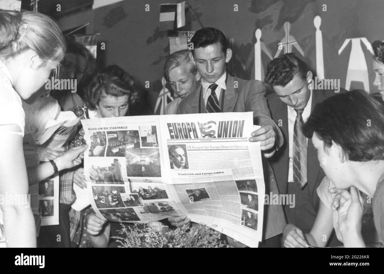 Politik, Europäische Union, VII. Kongress der Europäischen Union, Jugendliche lesen Zeitung der Veranstaltung, ZUSÄTZLICHE-RIGHTS-CLEARANCE-INFO-NOT-AVAILABLE Stockfoto