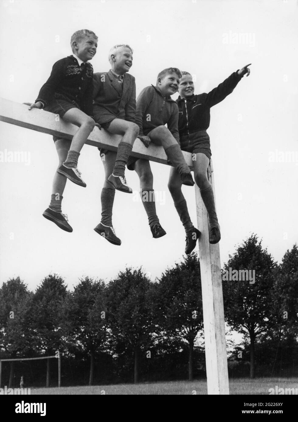 Menschen, Kinder, spielend, Jungen auf Holzlatten sitzend, 50er Jahre, ZUSÄTZLICHE-RIGHTS-CLEARANCE-INFO-NOT-AVAILABLE Stockfoto