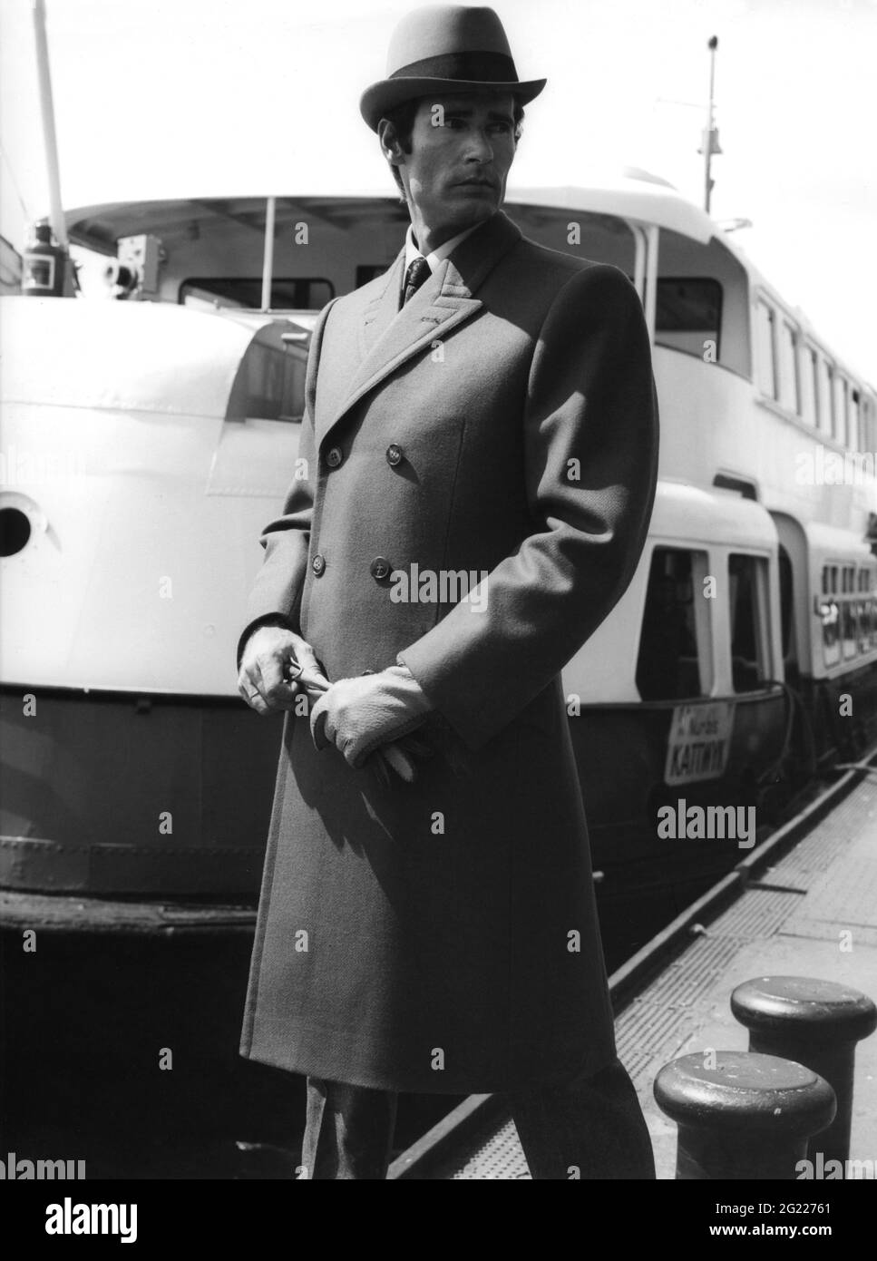 Mode, 60er Jahre, Mäntel, Mann mit Mantel, Trilby und Lederhandschuhe, ZUSÄTZLICHE-RIGHTS-CLEARANCE-INFO-NOT-AVAILABLE Stockfoto