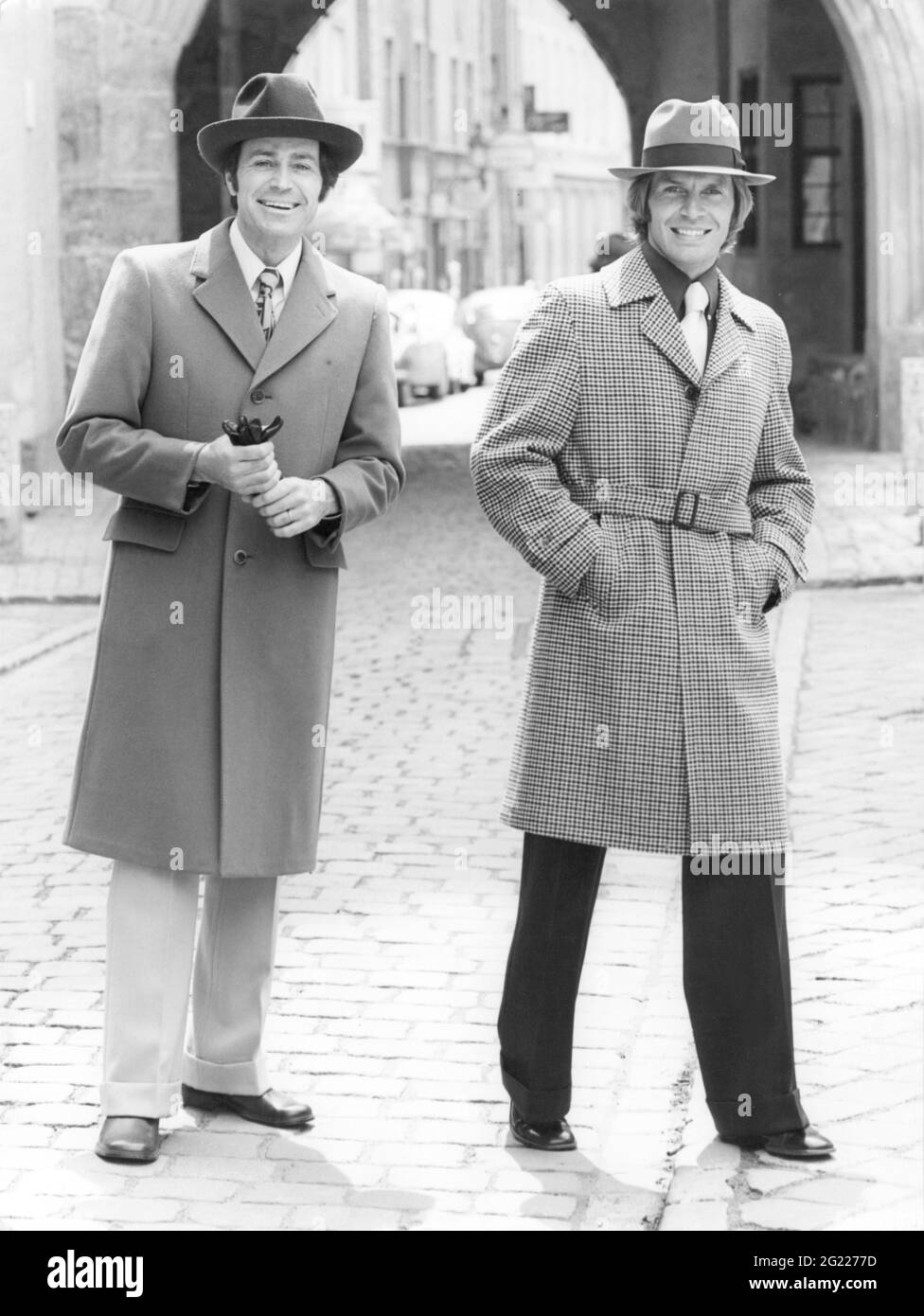 Mode, 70er Jahre, Mäntel, zwei Männer mit Mänteln und Trilbys, ZUSÄTZLICHE-RIGHTS-CLEARANCE-INFO-NOT-AVAILABLE Stockfoto