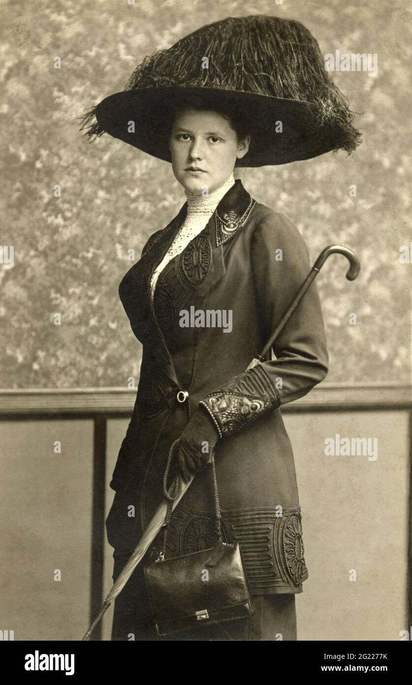 Menschen, Frauen, Bild einer eleganten Dame, Foto in einem Fotostudio in Rostock, Deutschland, ZUSÄTZLICHE-RIGHTS-CLEARANCE-INFO-NOT-AVAILABLE Stockfoto