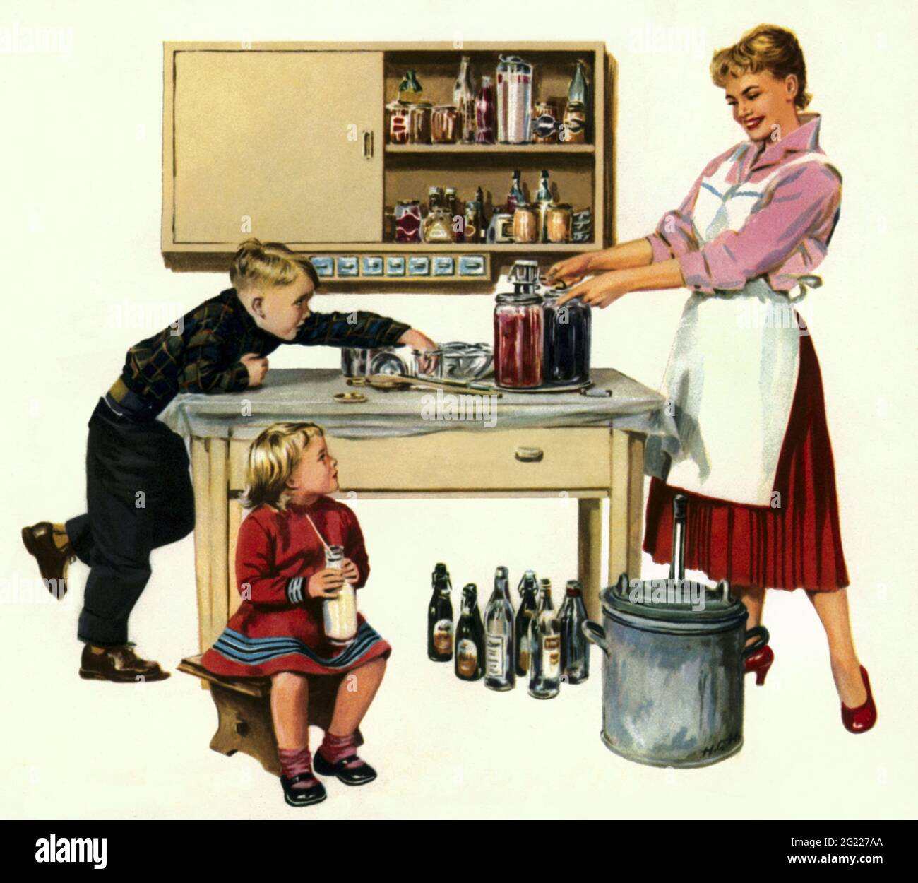 Haushalt, Mutter mit zwei Kindern, die in der Küche konservieren, Werbung für Glas im Haushalt, ZUSÄTZLICHE-RIGHTS-CLEARANCE-INFO-NOT-AVAILABLE Stockfoto