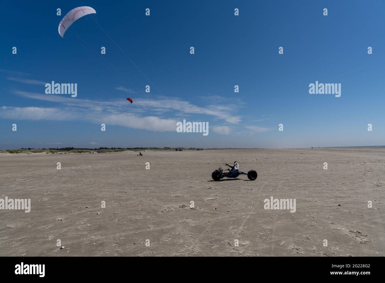 Ringby, Dänemark - 30. Mai 2021: Kitesurf bei einem windigen Tag an den Stränden der Wattenmeerinsel im Westen Dänemarks Stockfoto