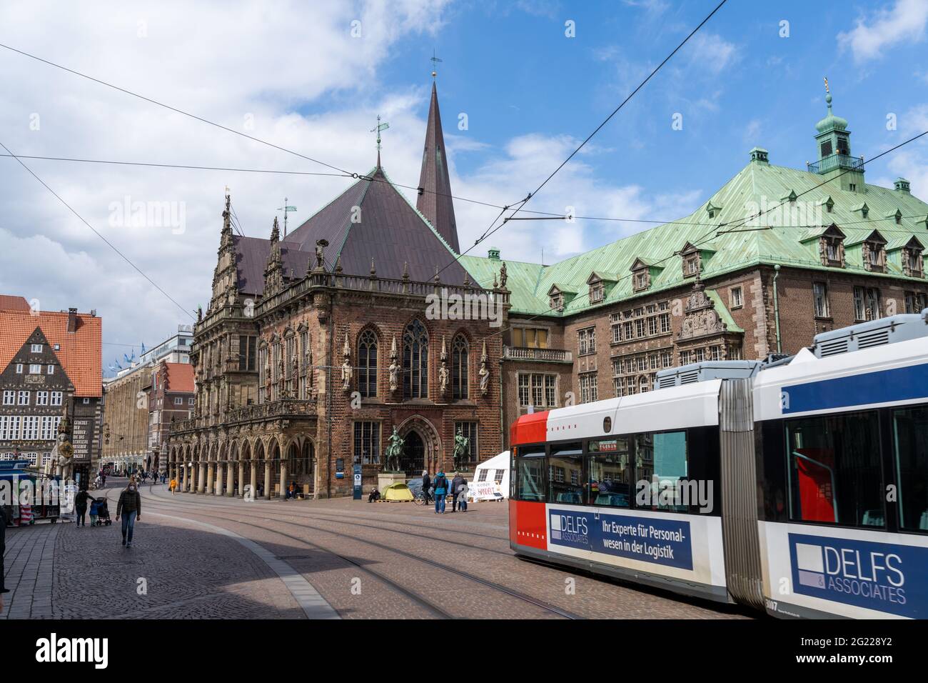 Bremen, Deutschland - 25. Mai 2021: Straßenbahn fährt durch die historische Innenstadt von Bremen Stockfoto