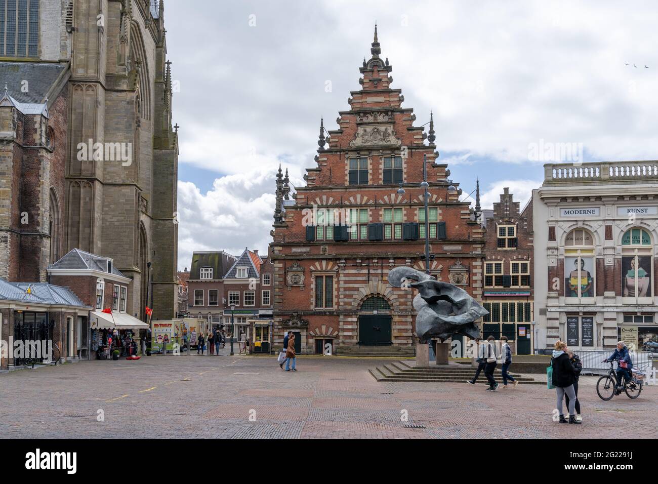 Haarlem, Niederlande - 21. Mai 2021: Blick auf den belebten Grote Markt im historischen Stadtzentrum von Haarlem Stockfoto