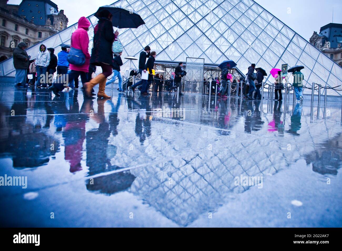 Details der berühmten Glaspyramide am Louvre, Paris Stockfoto