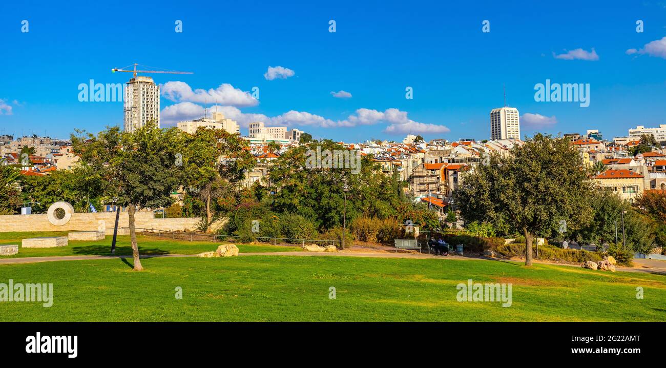 Jerusalem, Israel - 14. Oktober 2017: Panoramablick auf das Stadtzentrum von Jerusalem vom Sacker Park im Givat RAM-Viertel aus gesehen Stockfoto