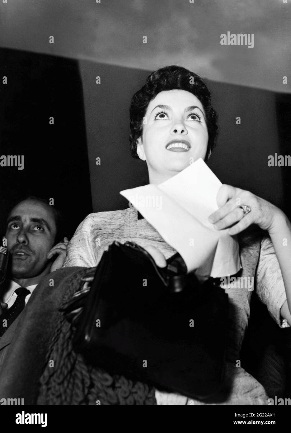 Lollobrigida, Gina, * 4.7.1927, italienische Schauspielerin, halbe Länge, ANFANG DER 1950ER JAHRE, ZUSÄTZLICHE-RIGHTS-CLEARANCE-INFO-NOT-AVAILABLE Stockfoto