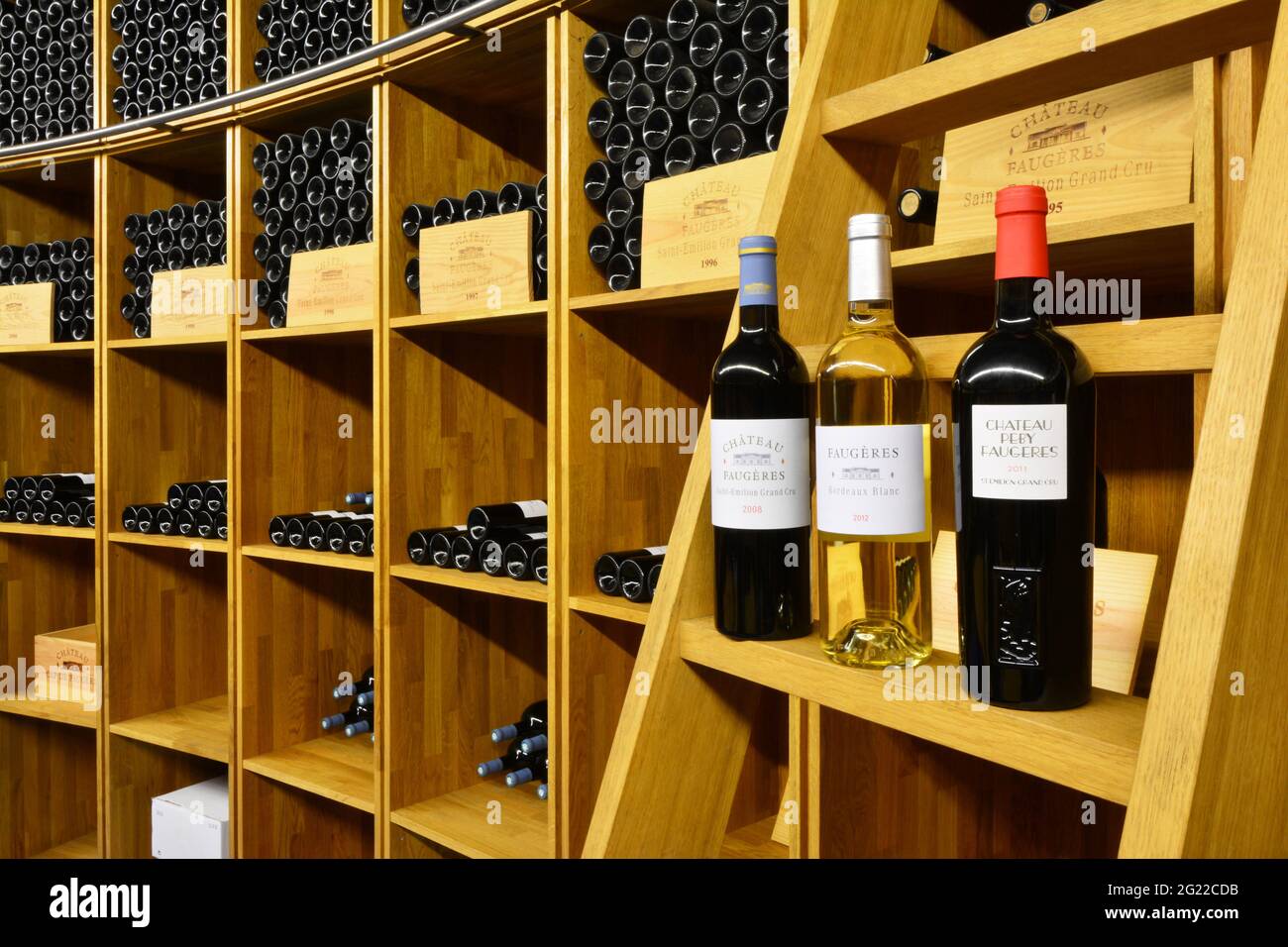 FRANKREICH. NOUVELLE-AQUITAINE. GIRONDE (33). SAINT-EMILION. DAS WEINGUT VON FAUGERES WURDE 2009 VON MARIO BOTTA FÜR SILVIO DENZ, EIGENTÜMER VON CHATEAU FAUGERE, ERBAUT Stockfoto