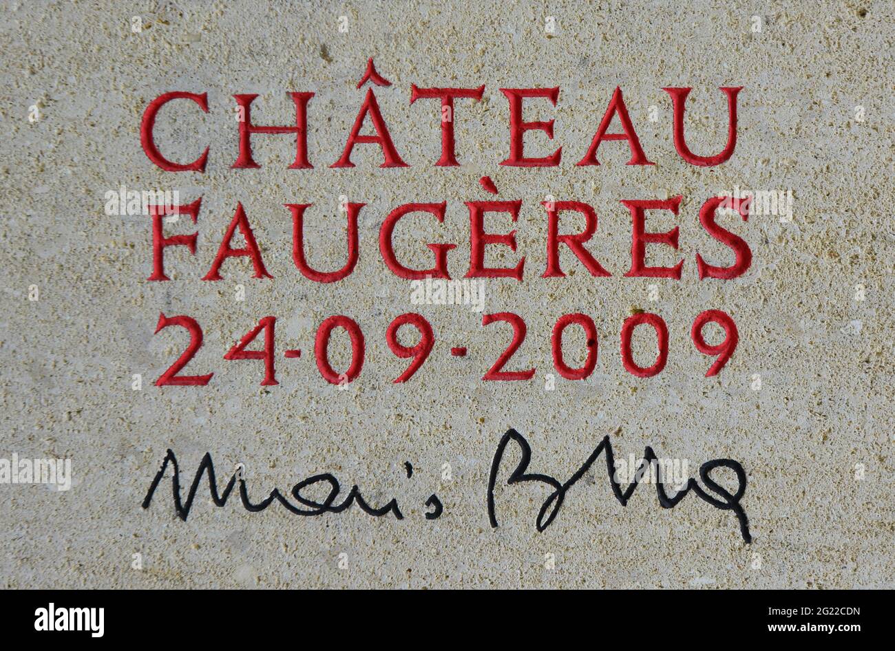 FRANKREICH. NOUVELLE-AQUITAINE. GIRONDE (33). SAINT-EMILION. DAS WEINGUT VON FAUGERES WURDE 2009 VON MARIO BOTTA FÜR SILVIO DENZ, EIGENTÜMER VON CHATEAU FAUGERE, ERBAUT Stockfoto