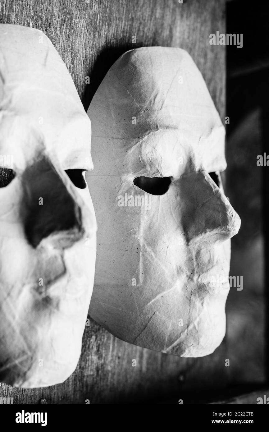 Weiße Masken für Kinder zum Malen. Eigentlich nutzen die Schauspieler es auch in der Performance. Stockfoto