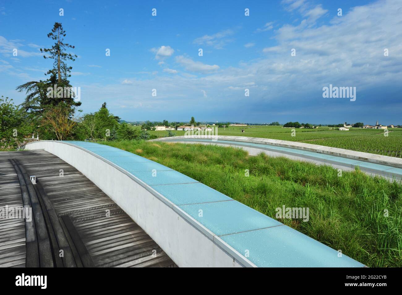 FRANKREICH. NOUVELLE-AQUITAINE. GIRONDE (33). SAINT-EMILION. CHATEAU CHEVAL BLANC. DAS GRÜNE DACH DES WEINGUTS WURDE 2011 VOM ARCHITEKTEN CHRISTIAN D ERBAUT Stockfoto