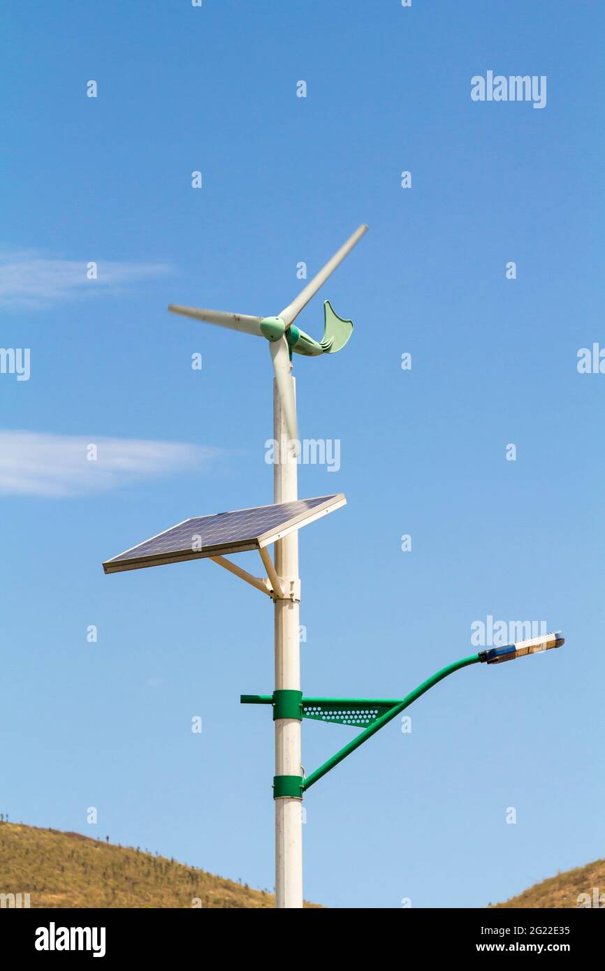 Straßenlaterne mit Solarpanel und einer kleinen Windturbine in Dali City, Yunnan China. Stockfoto