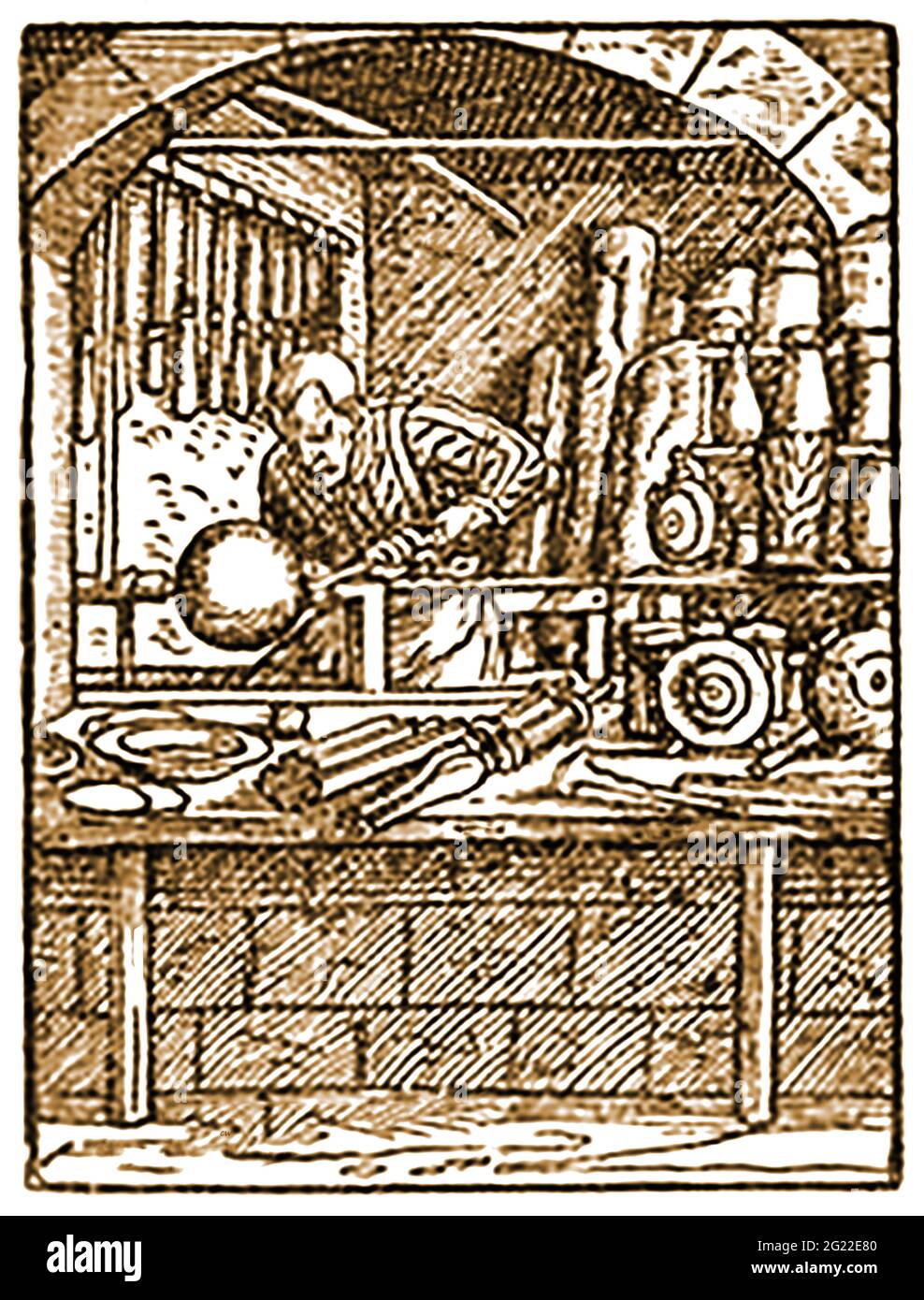 Ein alter Holzschnitt, der einen Holz- und Metallwender aus dem 16. Jahrhundert in seinem Laden zeigt, der auf einem britischen Marktplatz zur Straße hin offen ist. Stockfoto